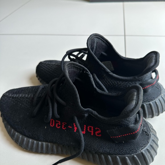 Adidas Yeezy Boost 350 V2 Low Bred Size 9.5 Mens Great Condition Black/Red - Picture 4 of 7